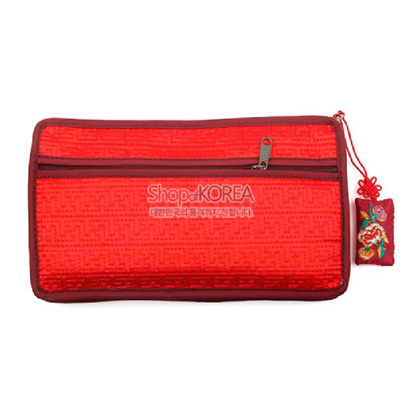 붉은 비단 소재에 전통 기하학 문양을 넣은 파우치와 자수 매듭장식 달린 지퍼 여밈 디자인.