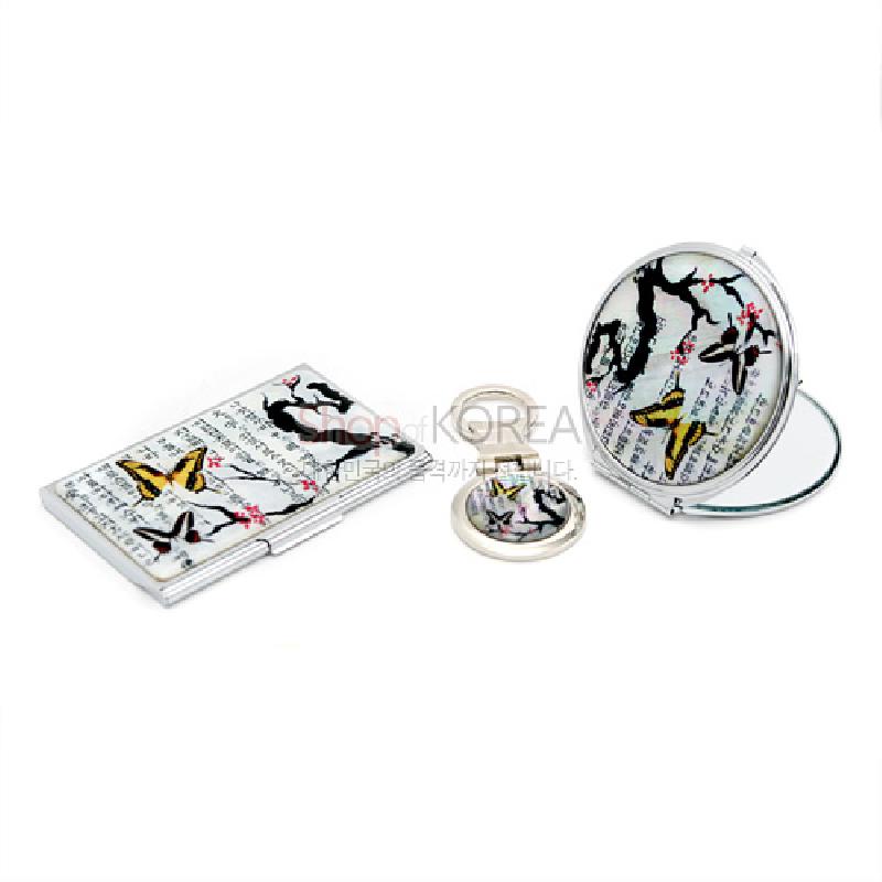 금속 재질 위에 매화와 나비, 한글 글귀를 자개 상감으로 장식한 화이트 톤 명함집과 손거울 세트.