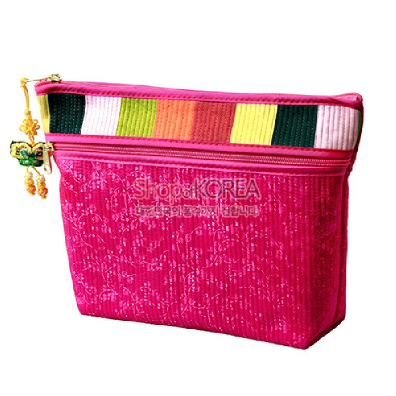 진분홍 누빔 천에 섬세한 자수무늬와 상단 색동 패치work, 전통 매듭 장식이 달린 파우치 지갑. 진분홍 누빔 천에 섬세한 자수무늬와 상단 색동 패치work, 전통 매듭 장식이 달린 파우치 지갑.