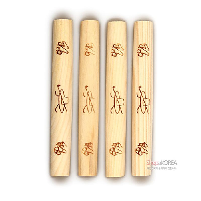 밝은 천연 목재로 제작된 윷에 갈색 민무늬와 한글 음각 문양이 새겨진 전통 윷놀이 세트.