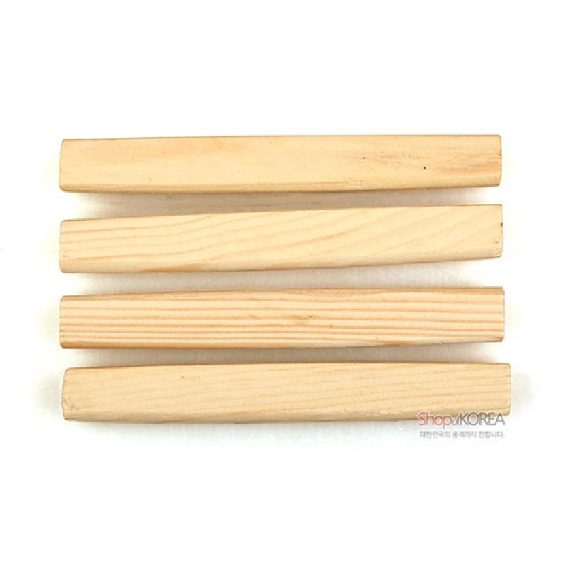 밝은 원목 재질의 사각 막대 형태로 제작된 전통 윷놀이용 윷 세트.