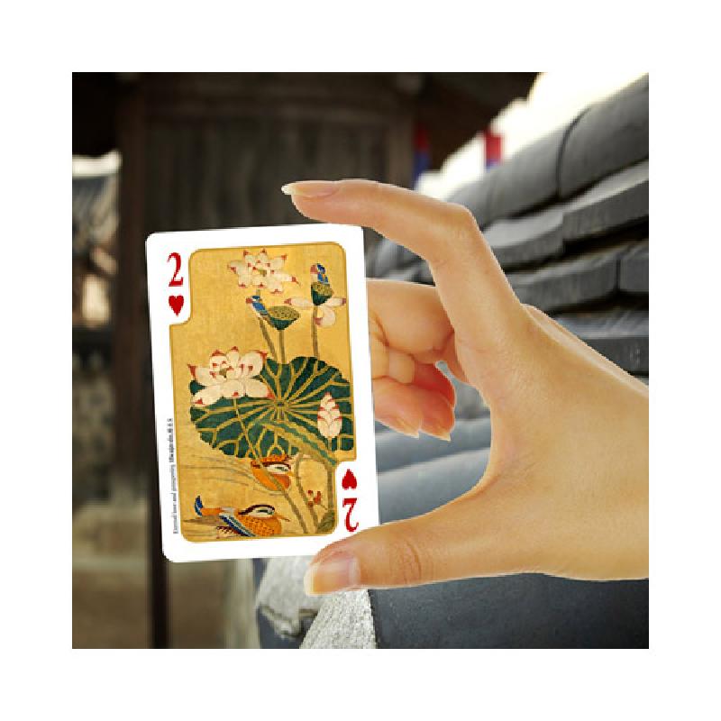 연노랑 바탕 위에 연꽃과 연잎, 원앙을 섬세한 채색으로 표현한 민화 문양의 트럼프 카드.