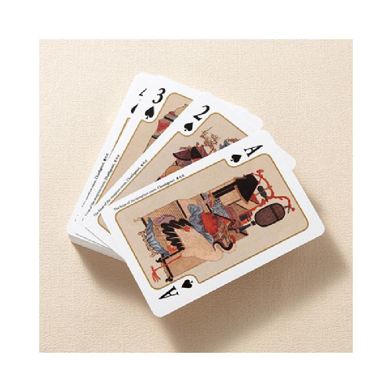 전통 민화 인물과 기물 문양이 인쇄된 흰색 바탕 종이 재질의 트럼프 카드 세트.