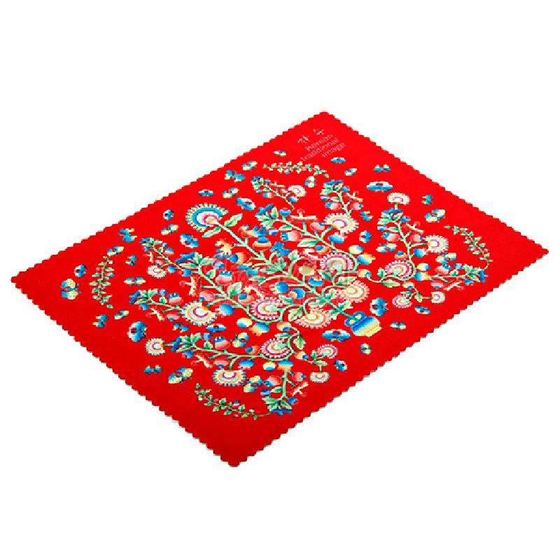 선명한 빨강 극세사 재질 위에 전통 자수풍 다채로운 꽃과 덩굴 문양이 수놓인 안경닦이. 선명한 빨강 극세사 재질 위에 전통 자수풍 다채로운 꽃과 덩굴 문양이 수놓인 안경닦이.