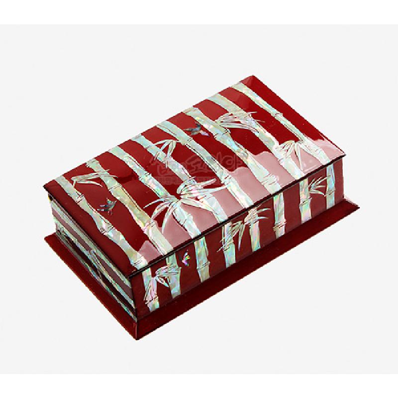 붉은 옻칠 바탕 위에 자개 상감으로 대나무와 잎사귀 문양을 넣은 직사각형 유광 명함함.