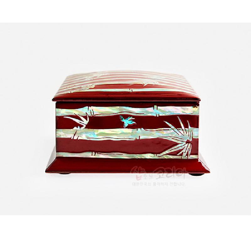 붉은 옻칠 바탕 위에 자개 상감으로 대나무와 새 문양을 넣은 유광 마감 직사각형 명함함.