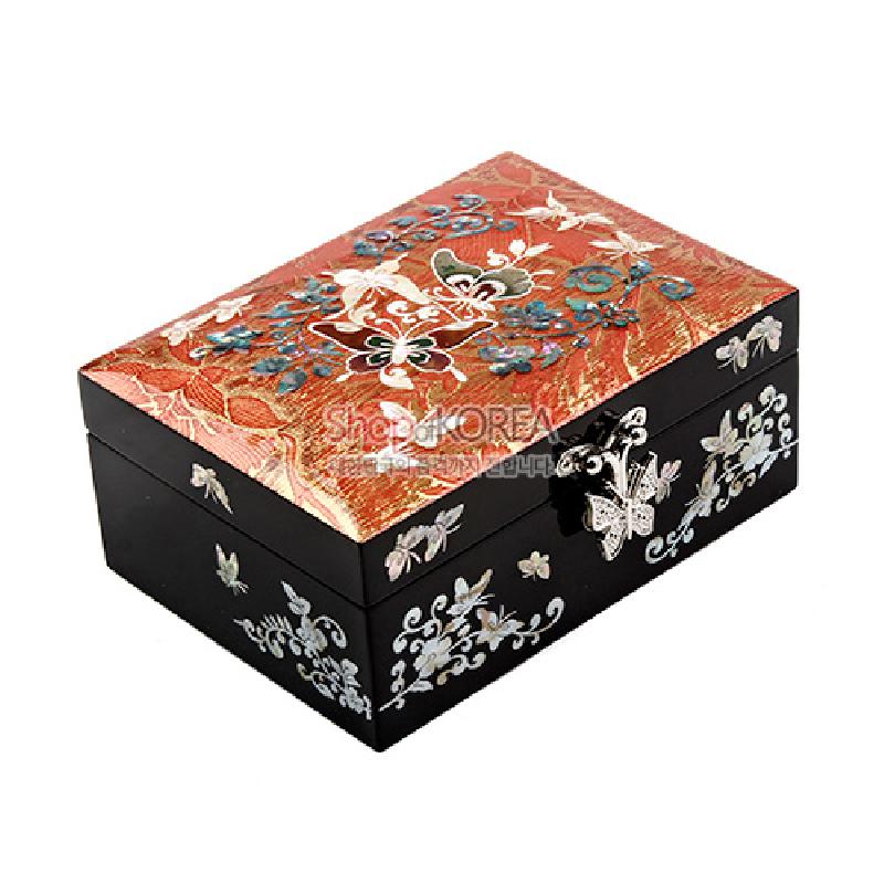 자개 상감과 옻칠 기법으로 장식된 비단 질감 뚜껑, 나비와 꽃 문양이 화려한 금속 나비 잠금장치의 보석함. 자개 상감과 옻칠 기법으로 장식된 비단 질감 뚜껑, 나비와 꽃 문양이 화려한 금속 나비 잠금장치의 보석함.