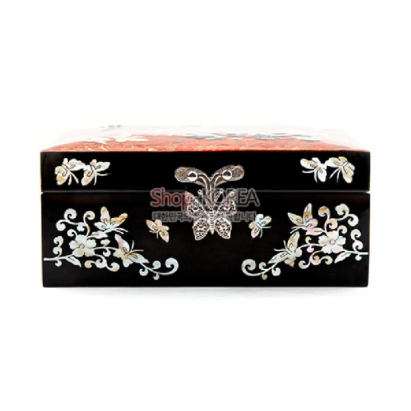 검은 옻칠 바탕에 자개 상감으로 나비와 꽃덩굴 문양을 수놓은 직사각형 비단 안감 보석함. 검은 옻칠 바탕에 자개 상감으로 나비와 꽃덩굴 문양을 수놓은 직사각형 비단 안감 보석함.