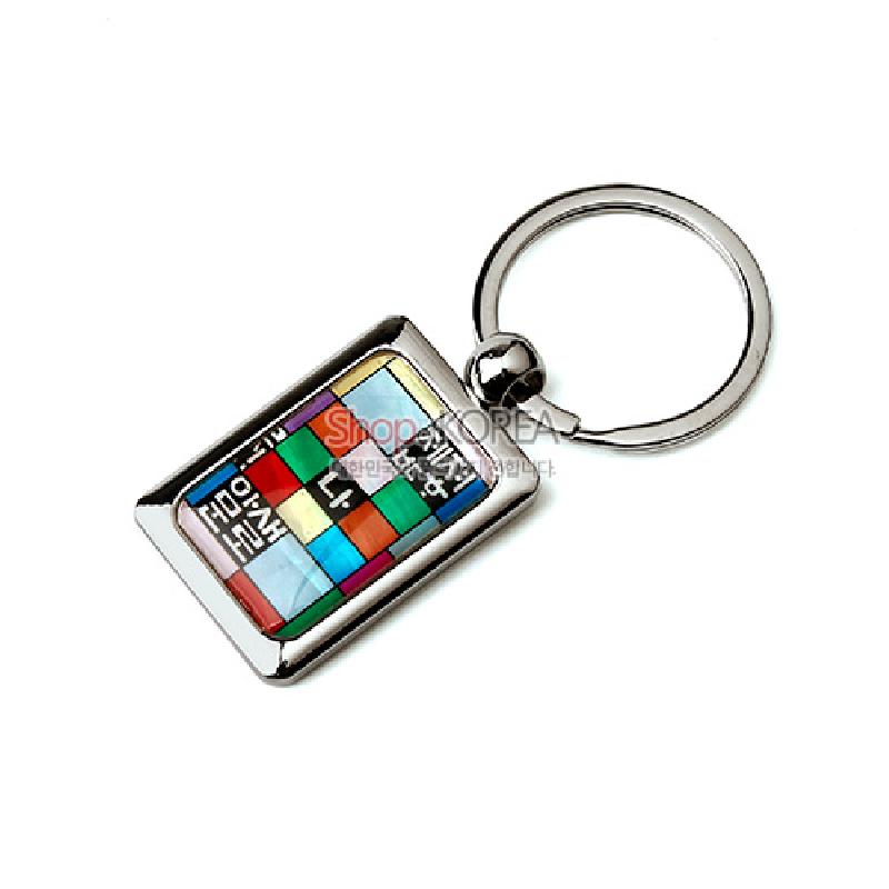 금속 테두리에 자개를 상감한 사각 펜던트와, 오방색 조각보 배경 위 훈민정음 문양이 조화된 열쇠고리.