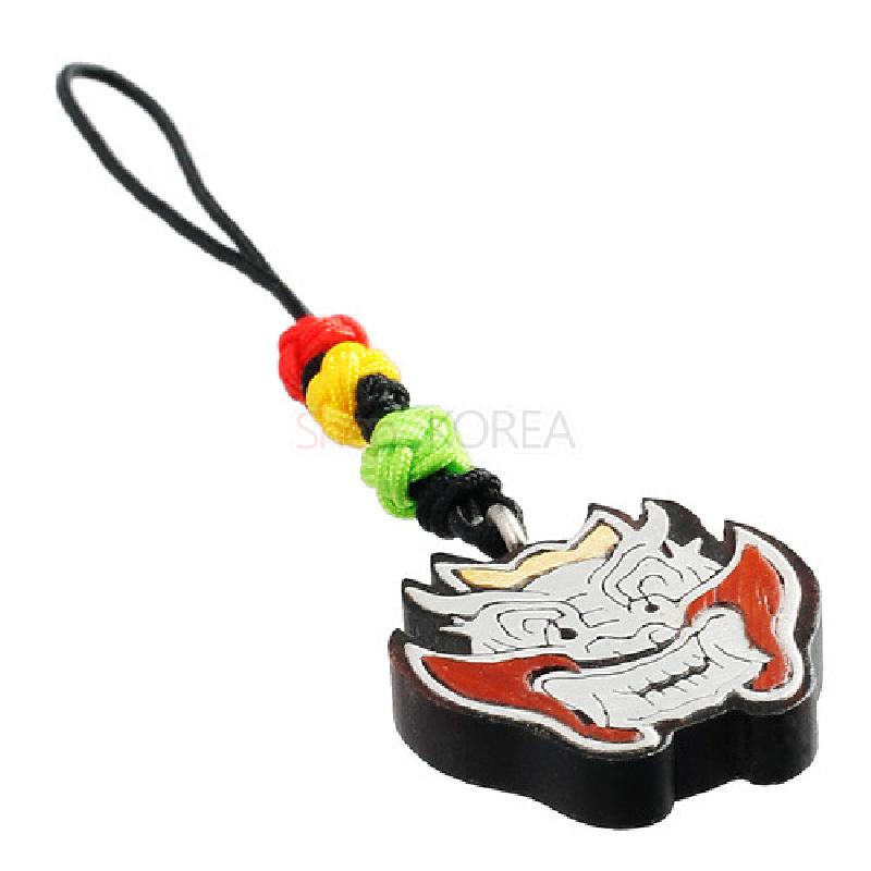 흑단 재질에 은색·붉은색 도깨비 문양을 새긴 펜던트와 삼색 매듭 끈으로 구성된 열쇠고리