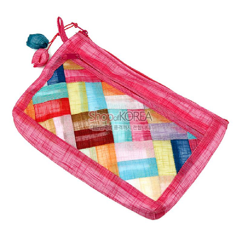 분홍색 모시 테두리에 다채로운 색상의 조각보 기법이 더해진 지퍼형 파우치, 실타슬 장식이 포인트인 디자인.