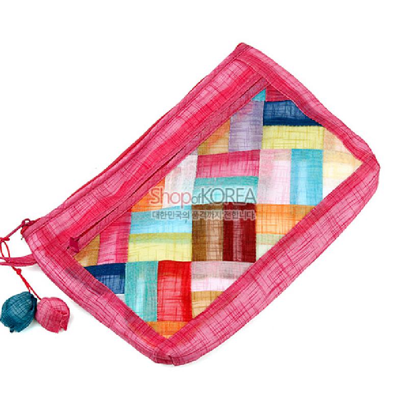 분홍색 모시 테두리에 여러 색 모시 조각보가 이어진 직사각 파우치, 끈 끝에 모시 매듭장식이 달린 디자인.