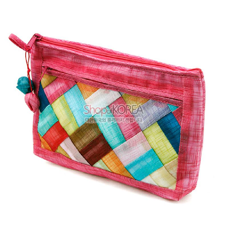분홍색 모시를 바탕으로 여러 색 모시 조각보 패치를 누비한 파우치, 지퍼 장식에 매듭과 원형 장식이 더해진 디자인.