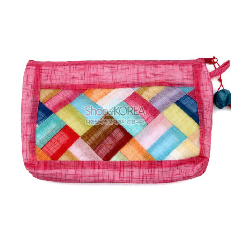 분홍색 모시를 테두리로 한 다채로운 색상의 조각보 패치워크 장식 모시 파우치.