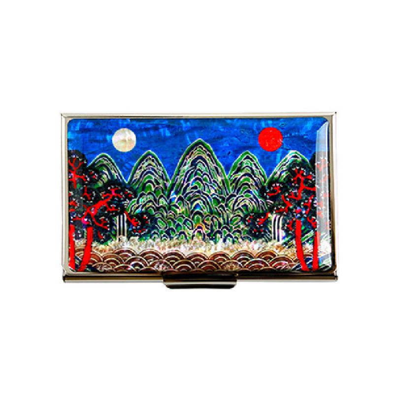자개 상감 기법으로 표현한 일월오봉도 산수와 해·달, 소나무 문양이 선명한 금속 명함집.