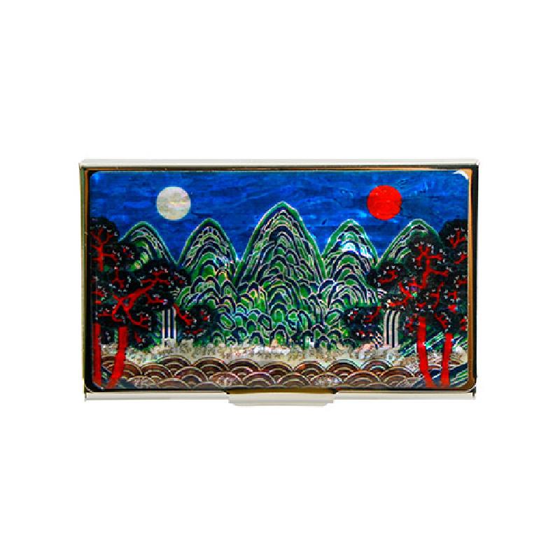 자개 상감으로 표현한 일월오봉도 산수화와 청색 배경, 적색 소나무 문양이 돋보이는 금속 명함집.