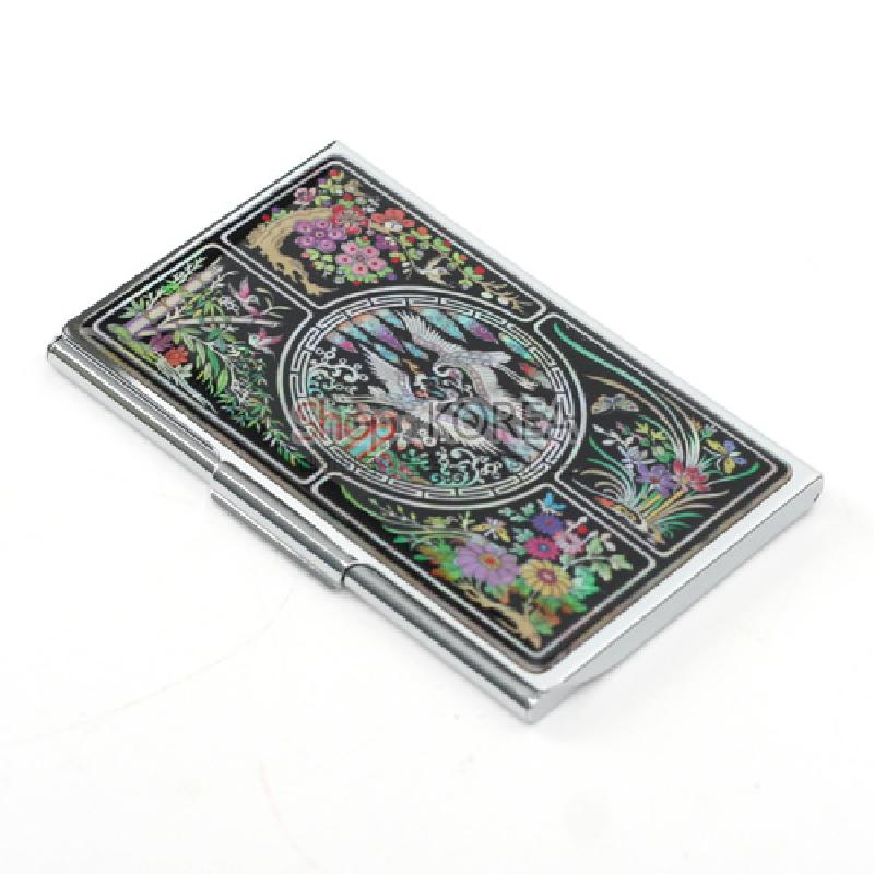 자개 상감 기법으로 학과 사군자, 꽃문양을 표현한 검은 바탕 금속 명함집.