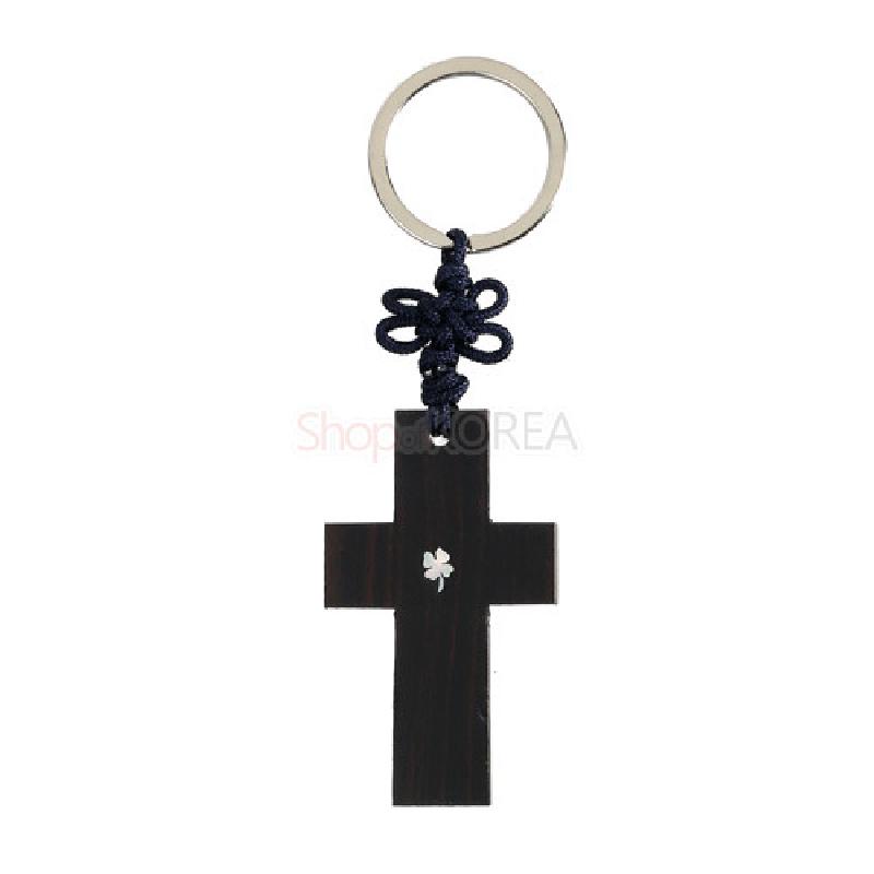 흑단으로 제작된 십자가 열쇠고리로, 중앙 자개 클로버 상감과 남색 매듭 끈, 금속 링이 조화를 이룬 디자인