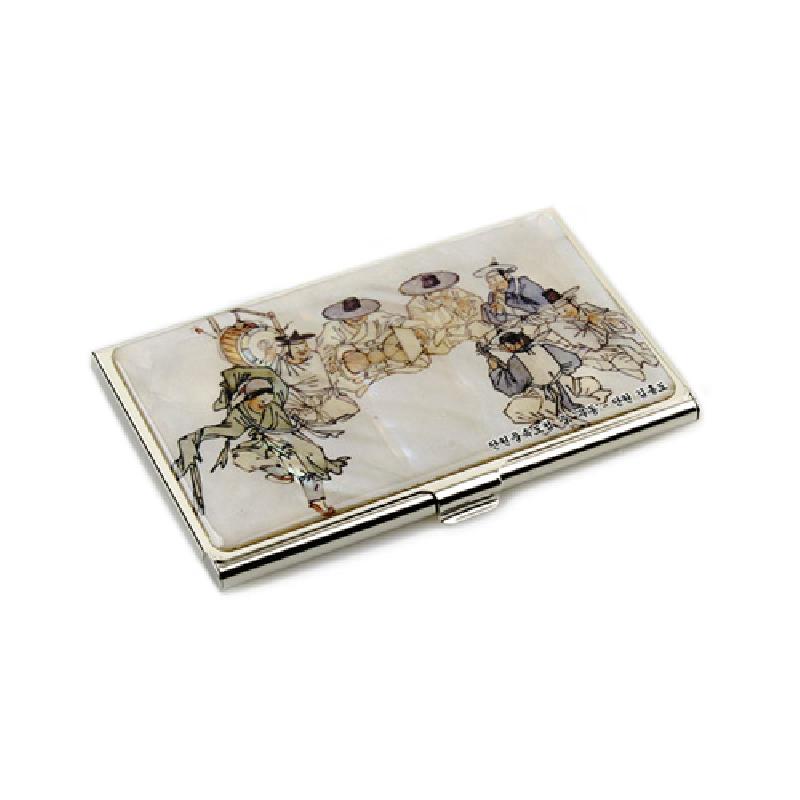 자개 바탕 위에 전통 풍속 인물화가 섬세하게 인쇄된 금속 테두리 명함집. 자개 바탕 위에 전통 풍속 인물화가 섬세하게 인쇄된 금속 테두리 명함집.