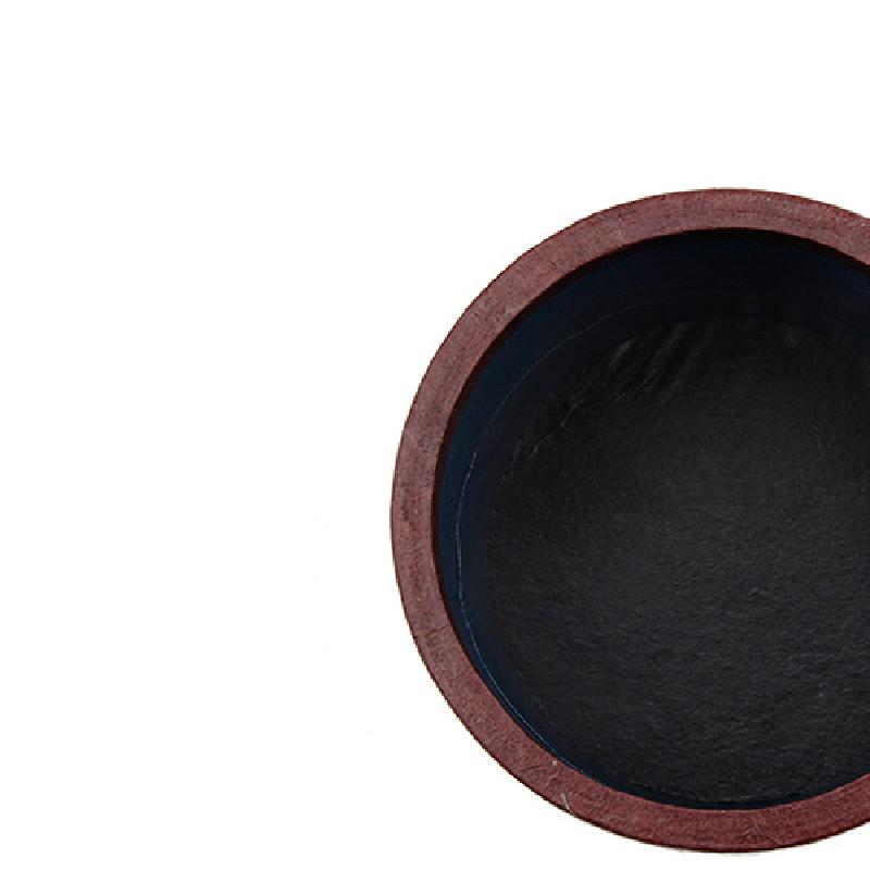 짙은 흑색 내부와 적갈색 테두리의 원통형 구조가 돋보이는 단색 연필꽂이.