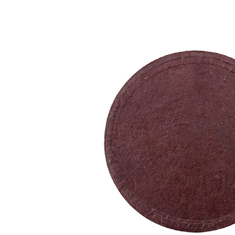 짙은 갈색 가죽 느낌의 원형 재질에 얇은 테두리 스티치가 들어간 단색 장식 패드.