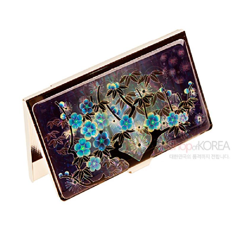청색 바탕에 자개 상감 기법으로 매화와 잎사귀 문양을 표현한 금속 명함케이스.