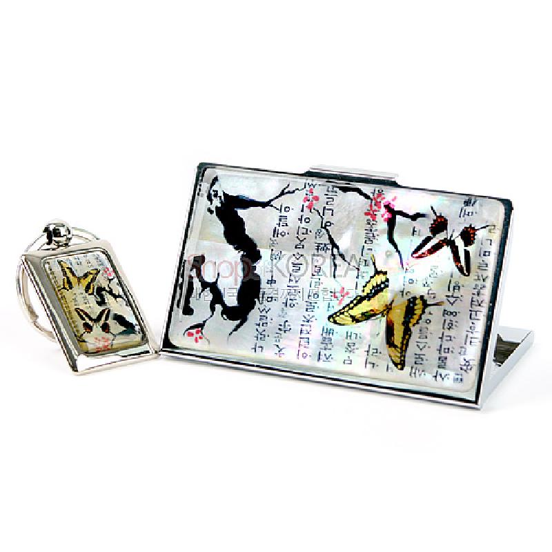 자개 상감 기법으로 매화 가지와 나비, 한글 문자 문양을 넣은 금속 명함집과 열쇠고리 세트. 자개 상감 기법으로 매화 가지와 나비, 한글 문자 문양을 넣은 금속 명함집과 열쇠고리 세트.