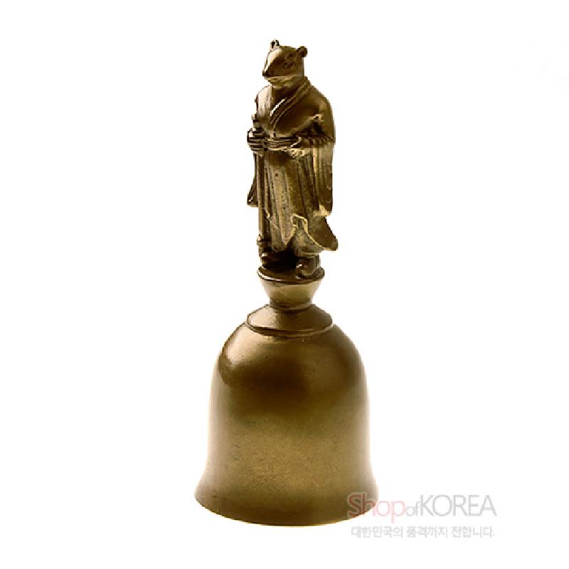 황동 재질의 종 위에 전통 복식을 입은 쥐 형상을 정교하게 조각한 12지신 장식 종.