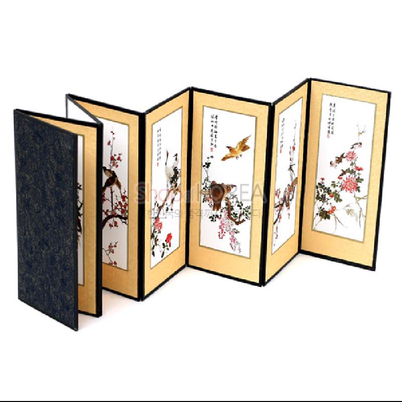 비단 재질의 8폭 미니 병풍, 금색 여백 위에 화조 문양과 한글·한자 서예가 어우러진 실크 인쇄 장식.