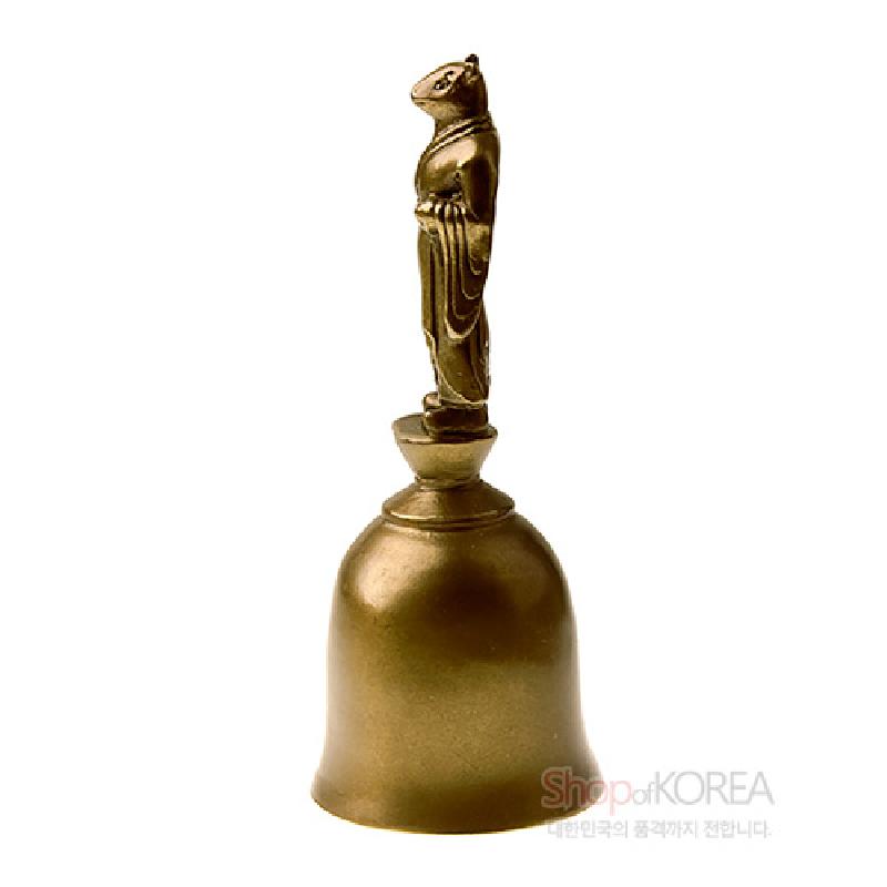 청동 재질로 제작된 쥐 형상의 12지신 손잡이와 단순 곡선 종신이 조화를 이룬 전통 종.