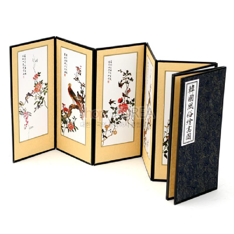 실크 재질 8폭 병풍에 수채화풍 화조도와 한글 서예가 배치된 전통 문양 장식 소품.