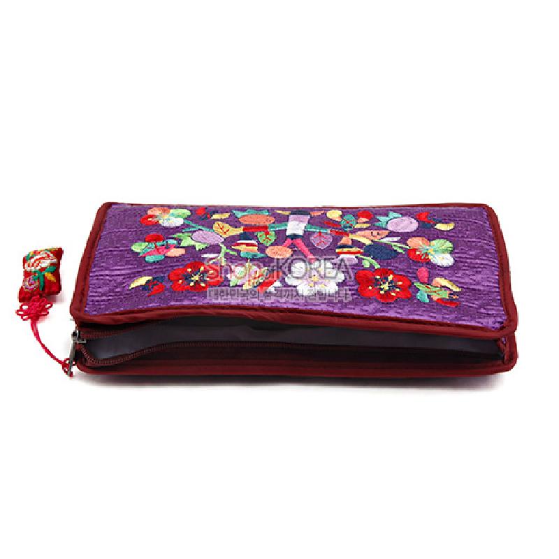 보라색 비단 소재에 다채로운 꽃과 나뭇잎 자수 문양이 놓인 직사각형 파우치, 옆면 매듭 장식 지퍼 장식. 보라색 비단 소재에 다채로운 꽃과 나뭇잎 자수 문양이 놓인 직사각형 파우치, 옆면 매듭 장식 지퍼 장식.