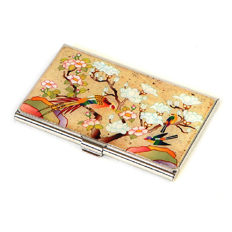 금속 케이스 위에 자개 상감 기법으로 화조도 문양과 다채로운 꽃, 새를 표현한 명함집.