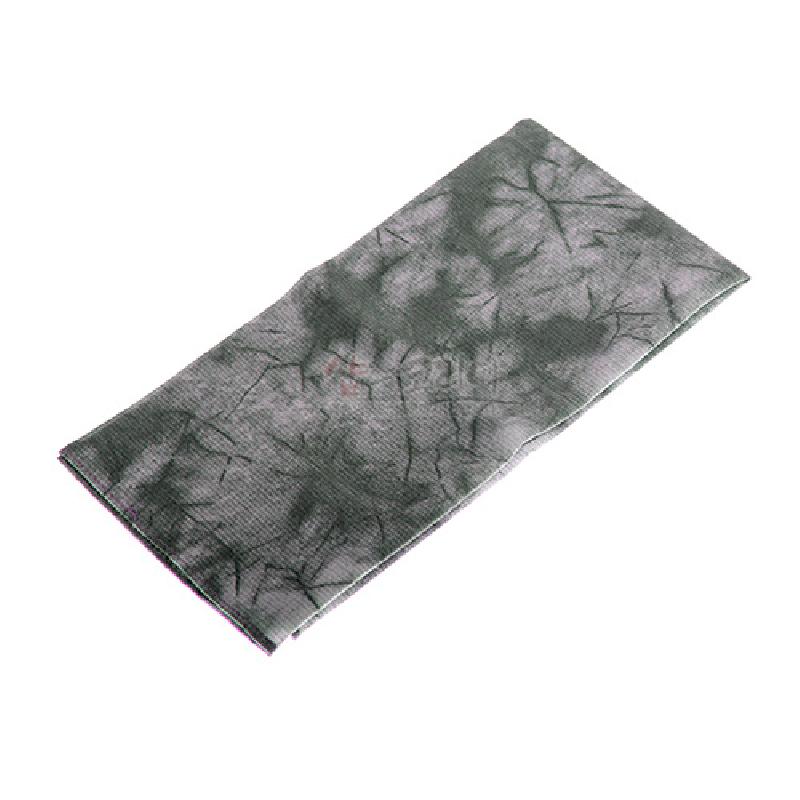 회색 계열 한지 소재에 나염 기법을 적용한 대리석 무늬와 잔잔한 섬유 질감이 어우러진 손수건.