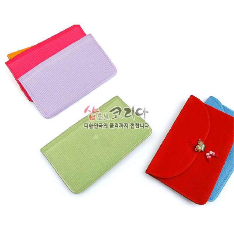 누빔 기법의 비단 재질로 제작된 적색 지갑, 전면 나비 매듭 장식과 파스텔 색 배색이 조화를 이룬 디자인.