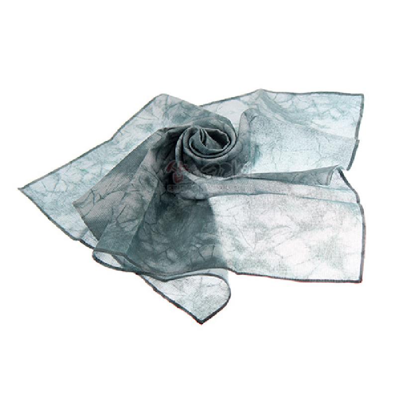 옅은 회색 한지 소재에 나염 기법으로 번진 듯한 무늬를 넣고, 가장자리를 얇게 마감한 사각 손수건.