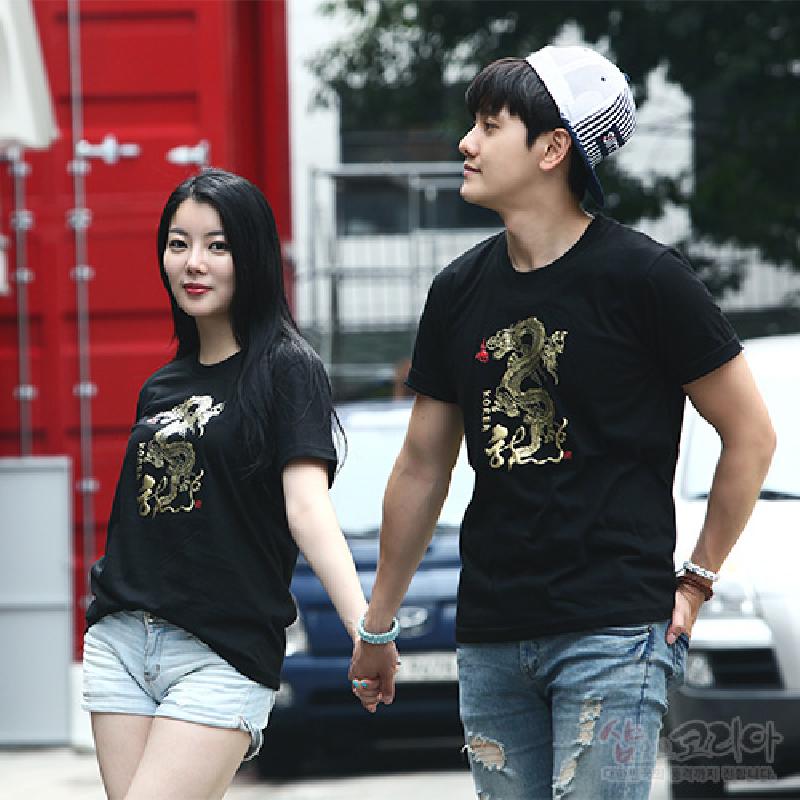 검은 면 티셔츠 위 금색 용 문양과 붉은 포인트가 입체발포 기법으로 표현된 디자인.
