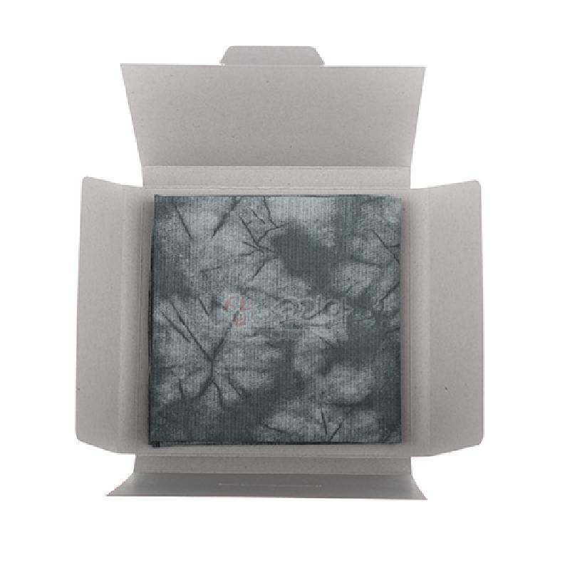 한지 소재에 회색 계열 나염 기법으로 잎사귀 실루엣 문양을 표현한 손수건.