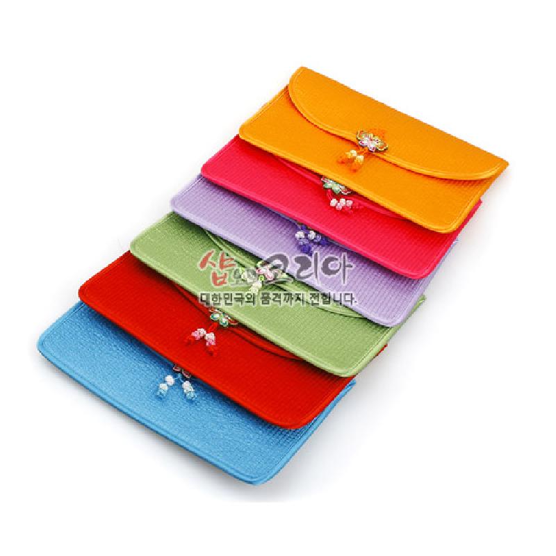 누비 기법으로 제작된 비단 소재 지갑, 다채로운 색상과 나비 매듭 장식이 돋보이는 전통 지갑.