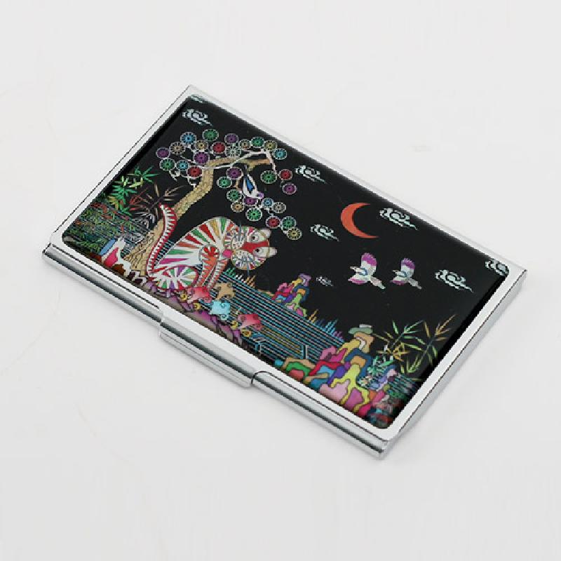흑색 옻칠 바탕에 자개 상감으로 호랑이와 까치, 소나무와 달 문양을 화려한 오방색으로 표현한 금속 명함집.