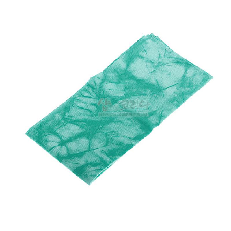 한지 소재에 녹색 계열의 나염 기법으로 얼룩무늬를 표현한 직사각형 손수건. 한지 소재에 녹색 계열의 나염 기법으로 얼룩무늬를 표현한 직사각형 손수건.