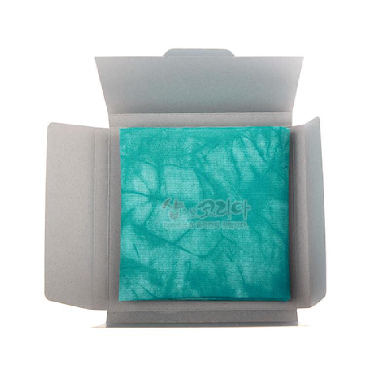 녹색 계열 한지 소재에 나염 기법으로 구현된 자연스러운 얼룩무늬가 특징인 손수건. 녹색 계열 한지 소재에 나염 기법으로 구현된 자연스러운 얼룩무늬가 특징인 손수건.