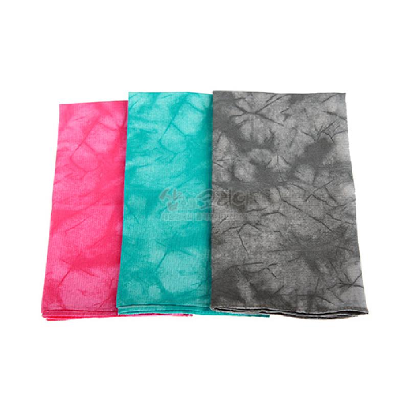 한지 느낌의 섬유 재질에 나염 기법으로 번짐 무늬를 넣은 녹색 계열 손수건. 한지 느낌의 섬유 재질에 나염 기법으로 번짐 무늬를 넣은 녹색 계열 손수건.