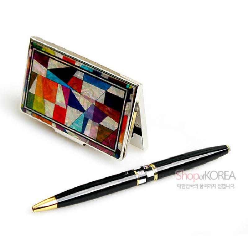 금속 테두리에 자개 상감으로 조각보 기하학 문양을 넣은 명함케이스와 금색 장식의 검정 볼펜 세트.
