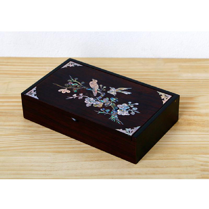 짙은 갈색 옻칠 바탕에 자개 상감 기법으로 매화와 새 문양을 섬세하게 장식한 직사각형 메모함.