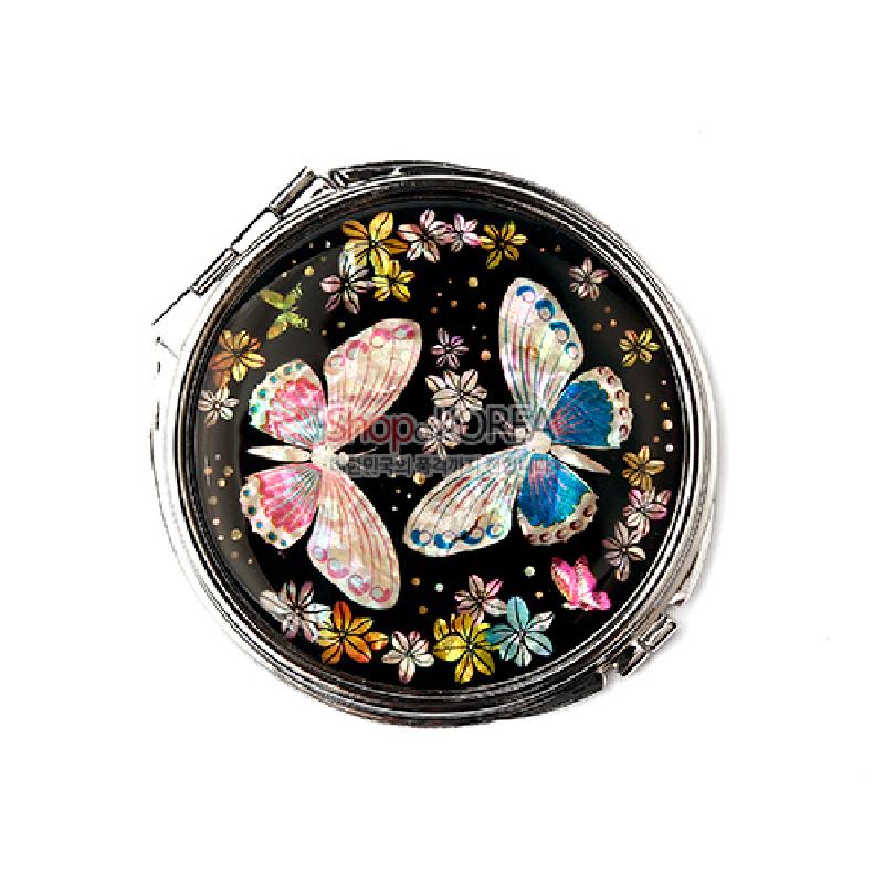흑색 바탕에 자개 상감 기법으로 표현된 다채로운 나비와 꽃문양이 돋보이는 금속 손거울.