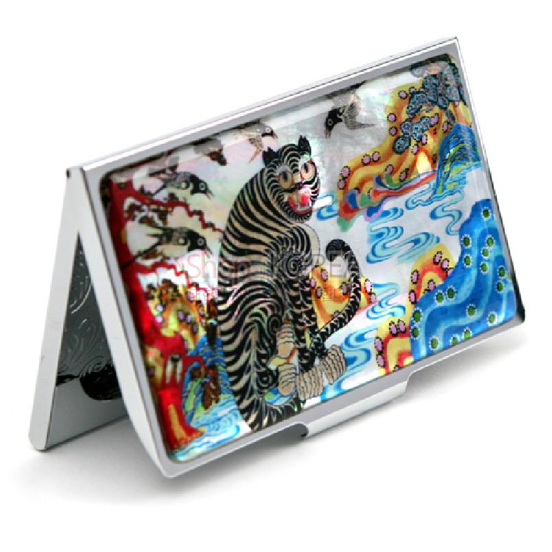 자개 상감 기법으로 까치와 호랑이, 산수와 물결 문양을 화려한 원색으로 표현한 금속 명함집.