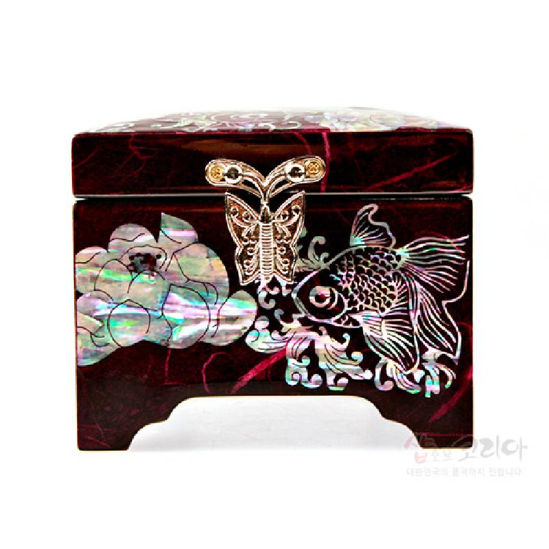 자주색 옻칠 바탕에 자개 상감으로 물고기와 꽃, 나비 문양을 장식한 작은 보석함. 자주색 옻칠 바탕에 자개 상감으로 물고기와 꽃, 나비 문양을 장식한 작은 보석함.