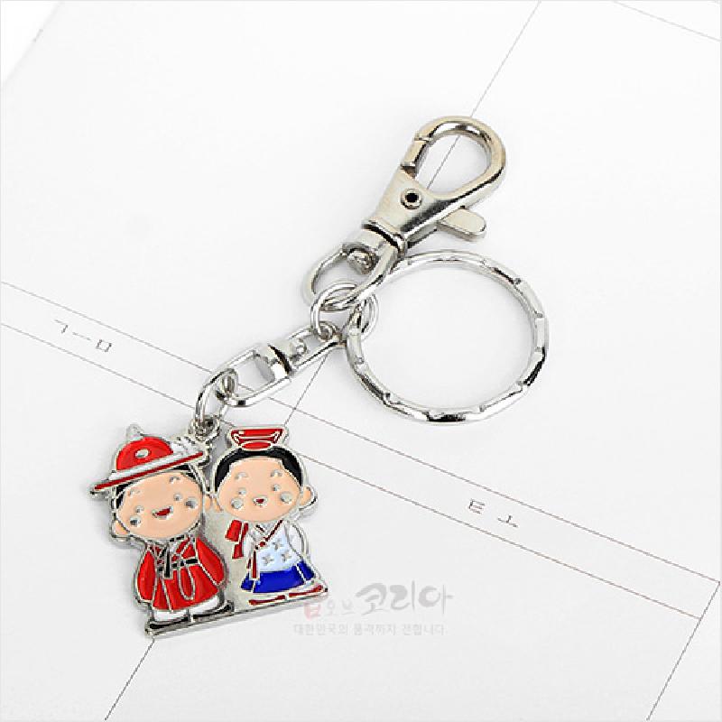 금속 재질에 붉은색과 파란색 에나멜로 채색된 전통 예복 커플 캐릭터 장식 열쇠고리. 금속 재질에 붉은색과 파란색 에나멜로 채색된 전통 예복 커플 캐릭터 장식 열쇠고리.
