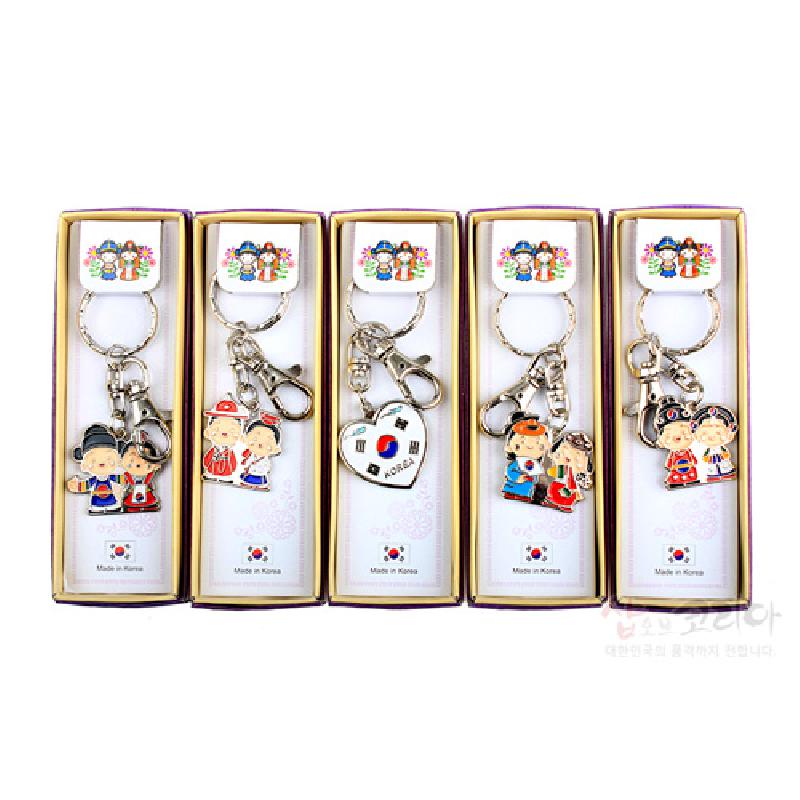 금속 재질로 제작된 전통예복 캐릭터와 태극기 모양 장식이 달린 다채로운 색상의 열쇠고리 세트. 금속 재질로 제작된 전통예복 캐릭터와 태극기 모양 장식이 달린 다채로운 색상의 열쇠고리 세트.
